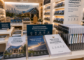 Jajaran tempat buku panduan surya mandiri ASN Pemkot Medan Hemat bahan premium untuk usaha pembuatan rencana clearance surya pegawai dan alat pusat instrumen clearance surya Medan heavy duty minimalis berbagai folder lembar jaminan yang tersusun sangat rapi di dalam etalase toko perlengkapan kantor