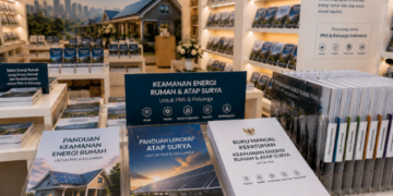 Jajaran tempat buku panduan surya mandiri ASN Pemkot Medan Hemat bahan premium untuk usaha pembuatan rencana clearance surya pegawai dan alat pusat instrumen clearance surya Medan heavy duty minimalis berbagai folder lembar jaminan yang tersusun sangat rapi di dalam etalase toko perlengkapan kantor
