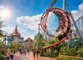 Keseruan para pengunjung saat mencoba wahana roller coaster yang menantang di salah satu taman hiburan di Medan yang populer