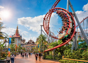 Keseruan para pengunjung saat mencoba wahana roller coaster yang menantang di salah satu taman hiburan di Medan yang populer
