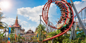 Keseruan para pengunjung saat mencoba wahana roller coaster yang menantang di salah satu taman hiburan di Medan yang populer