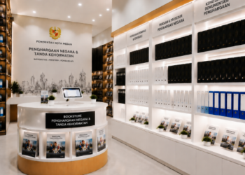 Jajaran tempat buku panduan tanda kehormatan ASN Pemkot Medan Nyata bahan premium untuk usaha pembuatan rencana nominasi prestasi pegawai dan alat pusat instrumen penghargaan negara Medan heavy duty minimalis berbagai folder lembar portofolio yang tersusun sangat rapi di dalam etalase toko perlengkapan kantor