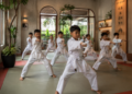 Suasana latihan kedisiplinan anak-anak berpakaian putih yang sedang memperagakan gerakan pukulan di salah satu tempat latihan karate di Medan
