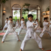Suasana latihan kedisiplinan anak-anak berpakaian putih yang sedang memperagakan gerakan pukulan di salah satu tempat latihan karate di Medan
