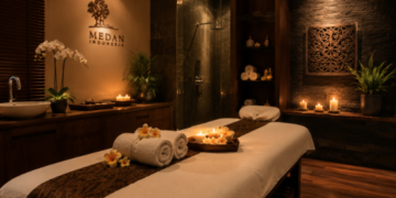 Suasana ruang pijat refleksi yang sangat tenang dengan dekorasi bunga dan lilin aromaterapi di salah satu tempat spa di Medan