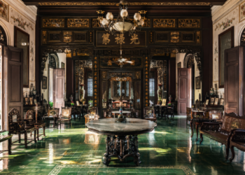 Keindahan arsitektur vintage ruang tengah Tjong A Fie Mansion, salah satu tempat wisata museum di Medan yang sangat populer