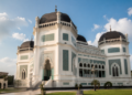 Kemegahan arsitektur Masjid Raya Al-Mashun dengan menara klasiknya yang menjulang tinggi, salah satu objek tempat wisata religi di Medan yang bersejarah
