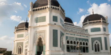 Kemegahan arsitektur Masjid Raya Al-Mashun dengan menara klasiknya yang menjulang tinggi, salah satu objek tempat wisata religi di Medan yang bersejarah