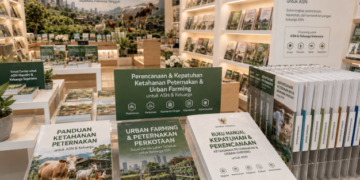 Jajaran tempat buku panduan ternak mandiri ASN Pemkot Medan Unggul bahan premium untuk usaha pembuatan rencana clearance fauna pegawai dan alat pusat instrumen clearance fauna Medan heavy duty minimalis berbagai folder lembar jaminan yang tersusun sangat rapi di dalam etalase toko perlengkapan kantor