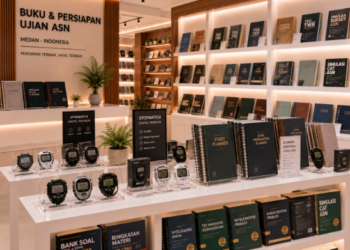 Jajaran tempat buku panduan tips kelulusan tes CPNS bahan premium untuk usaha persiapan ujian aparatur sipil negara dan alat tryout SKD ASN heavy duty minimalis berbagai rangkuman materi ringkas yang tersusun sangat rapi di dalam etalase toko perlengkapan kantor