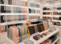 Jajaran binder kulit minimalis berwarna cokelat dan map organizer plastik warna pastel yang tersusun sangat rapi di dalam salah satu toko binder di Medan