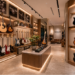 Jajaran gitar akustik kayu cokelat dan gitar listrik modern yang tergantung sangat rapi di dinding salah satu toko gitar di Medan