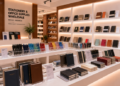 Jajaran tempat belanja toko grosir ATK Medan bahan premium untuk usaha pasokan perlengkapan kantor dan alat wholesale stationery minimalis berbagai pilihan jenis pulpen warna yang tersusun sangat rapi di dalam etalase toko alat tulis