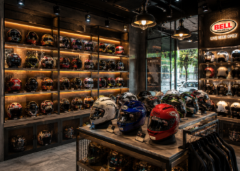 Deretan helm full-face berwarna-warni dengan standar keselamatan tinggi yang tertata rapi di dalam lemari kaca salah satu toko helm di Medan