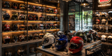 Deretan helm full-face berwarna-warni dengan standar keselamatan tinggi yang tertata rapi di dalam lemari kaca salah satu toko helm di Medan