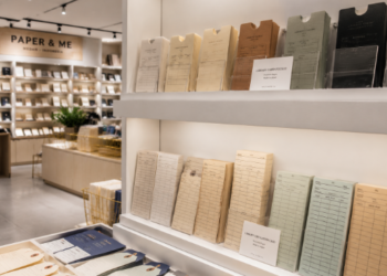 Jajaran tempat kartu pinjam bahan kertas manila tebal untuk perpustakaan sekolah dan alat card pocket perpustakaan minimalis warna-warni yang tersusun sangat rapi di dalam etalase toko perlengkapan kantor