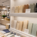 Jajaran tempat kartu pinjam bahan kertas manila tebal untuk perpustakaan sekolah dan alat card pocket perpustakaan minimalis warna-warni yang tersusun sangat rapi di dalam etalase toko perlengkapan kantor