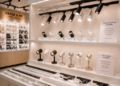 Jajaran tempat lampu sorot foto bahan aluminium tebal untuk studio foto dan alat track lighting studio minimalis berbagai warna lampu yang tersusun sangat rapi di dalam etalase toko perlengkapan display