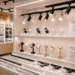 Jajaran tempat lampu sorot foto bahan aluminium tebal untuk studio foto dan alat track lighting studio minimalis berbagai warna lampu yang tersusun sangat rapi di dalam etalase toko perlengkapan display