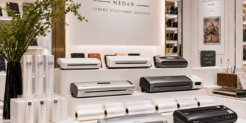 Jajaran mesin laminating heavy duty ukuran besar berbahan besi dan alat pres kertas dokumen minimalis yang tersusun sangat rapi di dalam etalase toko perlengkapan kantor