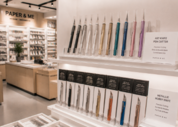 Jajaran tempat pisau silet seni bahan logam dengan tekstur anti-slip untuk ukiran kertas dan alat art knife pen cutter minimalis berbagai bentuk mata pisau yang tersusun sangat rapi di dalam etalase toko perlengkapan hobi