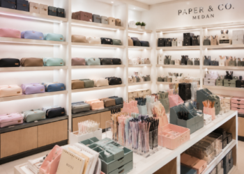 Jajaran tempat pensil kain berwarna pastel dan kotak penyimpanan alat tulis minimalis yang tersusun sangat rapi di dalam ruang pameran salah satu toko tempat pensil di Medan