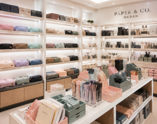 Jajaran tempat pensil kain berwarna pastel dan kotak penyimpanan alat tulis minimalis yang tersusun sangat rapi di dalam ruang pameran salah satu toko tempat pensil di Medan