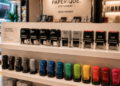 Jajaran tempat stempel otomatis model flash bahan plastik kristal tebal dan alat gagang stempel trodat minimalis berbagai bentuk yang tersusun sangat rapi di dalam etalase toko perlengkapan kantor