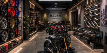 Jajaran lampu variasi dan suku cadang motor balap yang tertata sangat rapi di dalam etalase salah satu toko variasi motor di Medan