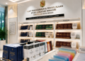 Jajaran tempat buku panduan tugas belajar mandiri ASN Pemkot Medan Hebat bahan premium untuk usaha pembuatan rencana verifikasi akademik pegawai dan alat pusat instrumen verifikasi akademik Medan heavy duty minimalis berbagai folder lembar rekomendasi yang tersusun sangat rapi di dalam etalase toko perlengkapan kantor