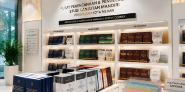 Jajaran tempat buku panduan tugas belajar mandiri ASN Pemkot Medan Hebat bahan premium untuk usaha pembuatan rencana verifikasi akademik pegawai dan alat pusat instrumen verifikasi akademik Medan heavy duty minimalis berbagai folder lembar rekomendasi yang tersusun sangat rapi di dalam etalase toko perlengkapan kantor