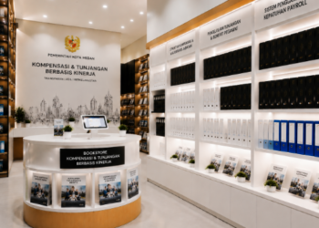 Jajaran tempat buku panduan tunjangan kinerja ASN Pemkot Medan Adil bahan premium untuk usaha pembuatan rencana penggajian pegawai dan alat pusat instrumen remunerasi daerah Medan heavy duty minimalis berbagai folder lembar slip yang tersusun sangat rapi di dalam etalase toko perlengkapan kantor