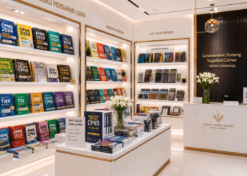 Jajaran tempat buku materi ujian dinas CPNS bahan premium untuk usaha persiapan ujian penyesuaian ijazah dan alat pusat modul kenaikan pangkat Medan heavy duty minimalis berbagai perlengkapan ujian komputer yang tersusun sangat rapi di dalam etalase toko perlengkapan kantor