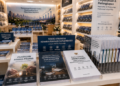 Jajaran tempat buku panduan usaha mandiri ASN Pemkot Medan Bersih bahan premium untuk usaha pembuatan rencana clearance bisnis pegawai dan alat pusat instrumen clearance bisnis Medan heavy duty minimalis berbagai folder lembar jaminan yang tersusun sangat rapi di dalam etalase toko perlengkapan kantor