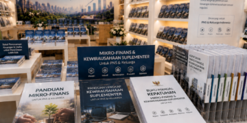 Jajaran tempat buku panduan usaha mandiri ASN Pemkot Medan Bersih bahan premium untuk usaha pembuatan rencana clearance bisnis pegawai dan alat pusat instrumen clearance bisnis Medan heavy duty minimalis berbagai folder lembar jaminan yang tersusun sangat rapi di dalam etalase toko perlengkapan kantor