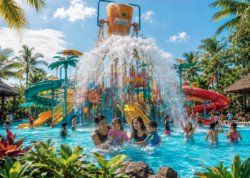 Keseruan anak-anak saat bermain di area kolam ombak dan seluncuran raksasa di salah satu waterpark di Medan yang sangat megah