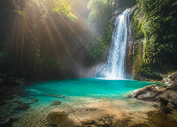 Pesona keindahan air terjun tersembunyi di tengah hutan tropis yang asri, salah satu alternatif pilihan wisata alam terdekat dari Medan untuk liburan akhir pekan
