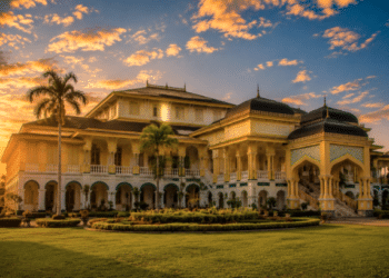 Keindahan arsitektur Istana Maimun saat matahari terbenam, ikon wisata budaya dan sejarah di Kota Medan.