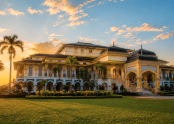 Keindahan arsitektur Istana Maimun saat matahari terbenam, ikon wisata budaya dan sejarah di Kota Medan.
