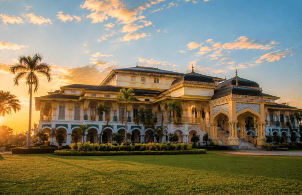Keindahan arsitektur Istana Maimun saat matahari terbenam, ikon wisata budaya dan sejarah di Kota Medan.