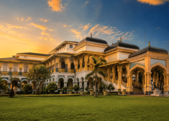 Keindahan arsitektur Istana Maimun saat matahari terbenam, ikon wisata budaya dan sejarah di Kota Medan.