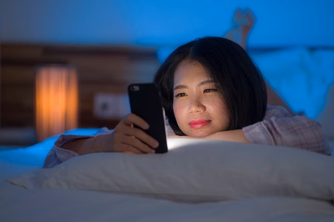 7 Bahaya Main HP Sebelum Tidur yang Jarang Disadari
