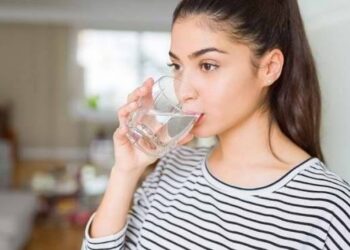 Manfaat Minum Air Putih untuk Kesehatan Tubuh dan Kebutuhan Cairan Harian