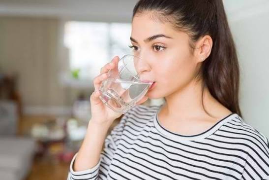 Manfaat Minum Air Putih untuk Kesehatan Tubuh dan Kebutuhan Cairan Harian