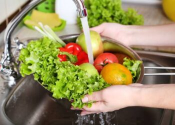 Cara Mencuci Buah dan Sayur yang Tepat untuk Menghilangkan Pestisida, Kotoran, dan Bakteri